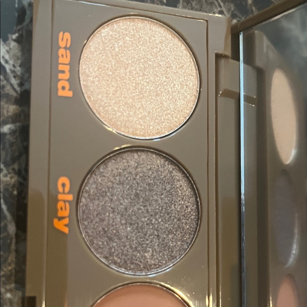 Soft to Sculpted Eyeshadow Palette – Neutral Brown & Gold Shades - Picture 3 of 4